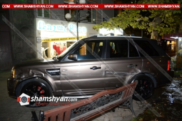 Երևանում բախվել են Range Rover-ն ու Chevrolet-ն, Range-ն էլ դուրս է եկել երթեկելի գոտուց և հայտնվել հետիոտնի համար նախատեսված մայթին
