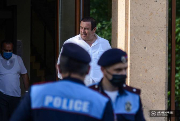 Դատարանը քննեց Գագիկ Ծառուկյանի խափանման միջոցի հարցը. բախում տեղի ունեցավ ոստիկանների և Ծառուկյանի աջակիցների միջև (տեսանյութ)