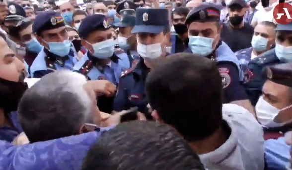 Բախում ոստիկանների և Ծառուկյանի աջակիցների միջև, քաղաքացիները բերման ենթարկվեցին