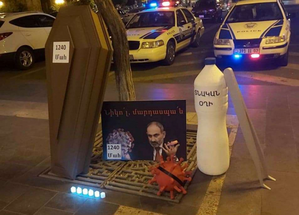 Մոմավառություն-երթ՝ ի հիշատակ կորոնավարակի անմեղ զոհերի․ Նարեկ Մանթաշյանին բերման ենթարկեցին (տեսանյութ)