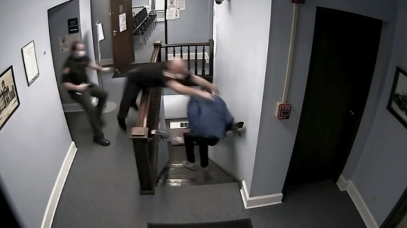 Дерзкий побег из зала суда попал на видео (видео)