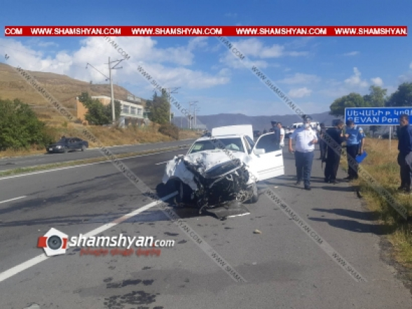 Սևանի թերակղզու խաչմերուկում բախվել են Mercedes-ն ու Nissan Tiida-ն. վերջինս կողաշրջվել է. կա 1 զոհ, 1 վիրավոր