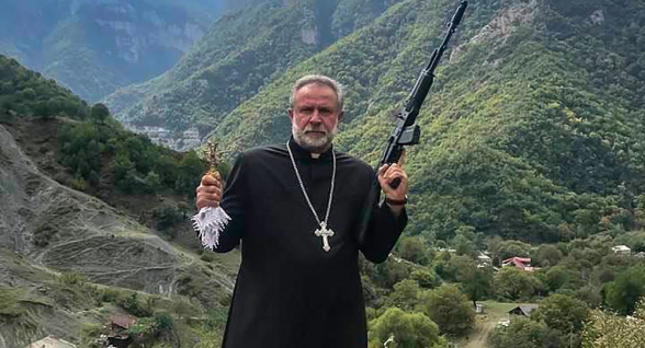 Զենքով ու խաչով հայ քահանայի լուսանկարը հայտնվել է թուրքական մամուլում