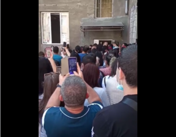 Իսկ մենք երգում ենք՝ անգամ արյուն հանձնելու հերթում