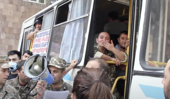 Армянские женщины отбывают в Арцах вместе с мужчинами