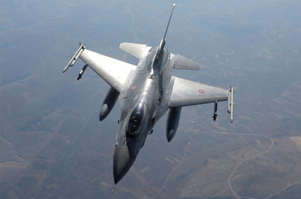 ВВС Азербайджана наносят удары по позициям Армии обороны на севере, в воздухе находятся турецкие истребители F-16