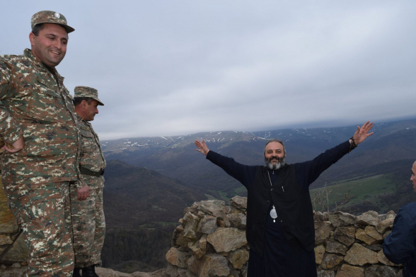 Երկու օր առաջ Աստծուն հանձնեցինք Պառավաքարից իմ Կարենին, այսօր և վաղը հավերժի ճանապարհորդ կդառնա իմ երկրորդ զավակը՝ Տիգրանը