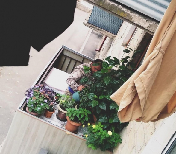 Կյանքը հաղթել է Արցախում, որովհետև էն զինվորական հագուստով քեռին էսօր ջրում էր իրենց պատշգամբի ծաղիկները