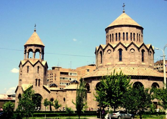 Էսօր գործի էի գնում, ավտոբուսի վարորդին ասեցի՝ Մալաթիա տոնավաճառի կանգառը կանգնի, չկանգնե՛ց, քշեց եկեղեցի