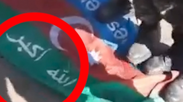 Թուրքիայից Ադրբեջան բերված և Արցախի դեմ կռվող ահաբեկիչների դրոշը (տեսանյութ)
