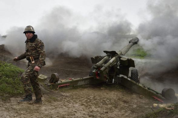 Армянские артиллеристы уничтожают позиции врага (видео)