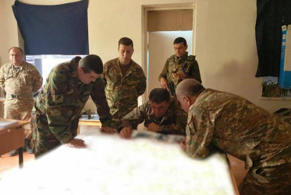 Армянская армия ведет бои не на жизнь, а на смерть за каждый сантиметр земли по всей линии фронта – Араик Арутюнян (фото)