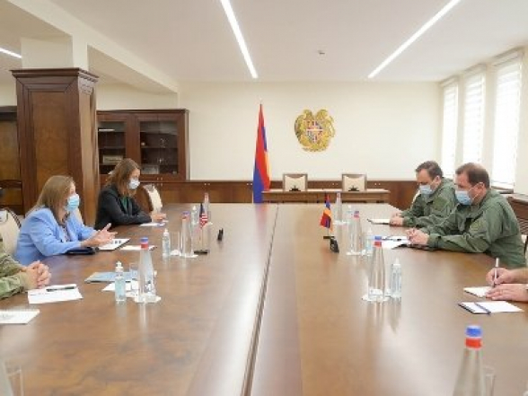 Министр обороны Армении обсудил эскалацию в Карабахе с послом США