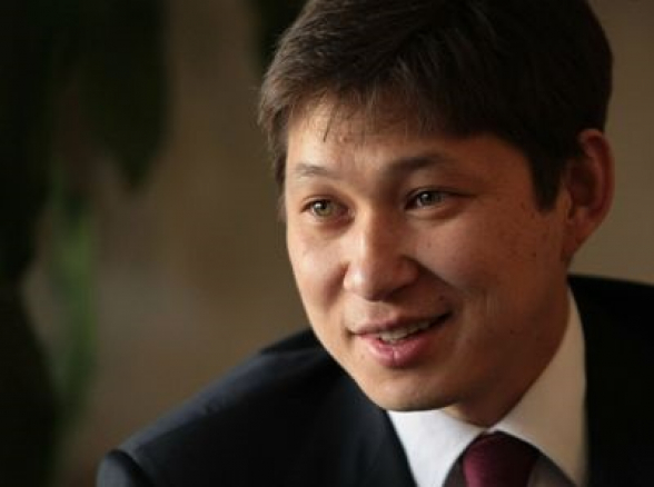 Протестующие в Бишкеке освободили из колонии экс-премьера Киргизии