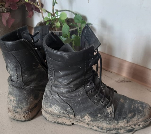 Էս ճտքակոշիկների տերը ռազմաճակատում «մերոնքական֊ձերոնքական» չի անում, բոլորիս համար է կռվում