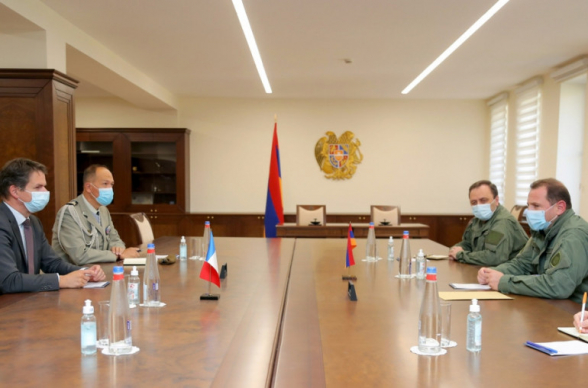 Давил Тоноян обсудил с послом Франции ситуацию в зоне карабахского конфликта