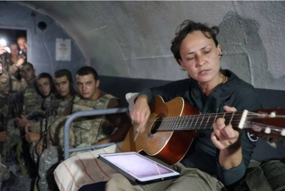 Ռուս ռոք երգչուհի Յուլյա Չիչերինան Արցախի պաշտպանների հետ առաջնագծում
