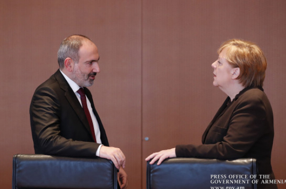 Пашинян в разговоре с Меркель заявил о важности применения Нагорным Карабахом права наций на самоопределение