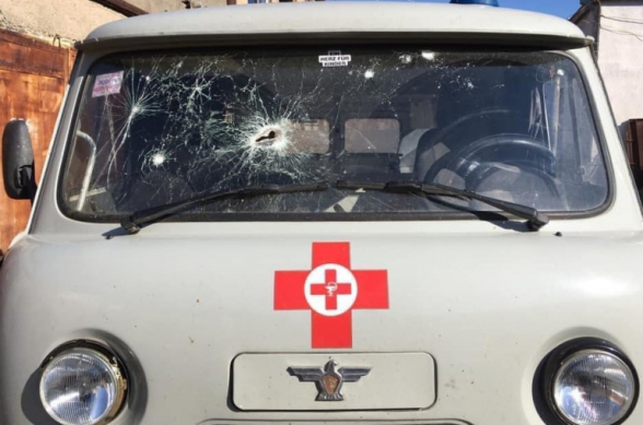 Азербайджан обстрелял перевозящую раненых машину скорой помощи