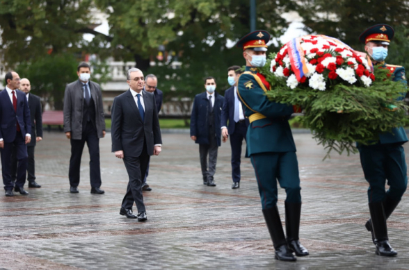 ՌԴ պաշտոնական այցի շրջանակում ԱԳ նախարար Զոհրաբ Մնացականյանն այցելել և ծաղկեպսակ է դրել Անհայտ զինվորի գերեզմանին․ ԱԳՆ (լուսանկար)