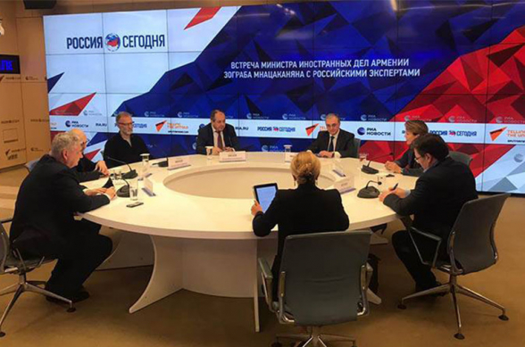 Зограб Мнацаканян обсудил с российскими экспертами и политологами ситуацию в Арцахе