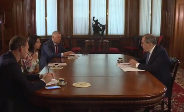 На столе переговоров лежит вопрос поэтапного, постепенного освобождения районов вокруг Карабаха – Лавров (видео)