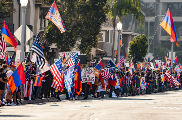 Հարյուրավոր ամերիկահայեր Թրամփի շարասյանը դիմավորել են բողոքի պաստառներով` պահանջելով պատժամիջոցներ սահմանել Թուրքիայի և Ադրբեջանի նկատմամբ (տեսանյութ)