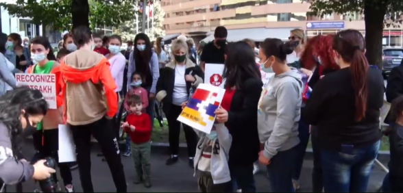 «Կույր մի՛ եղեք». արցախցի կանայք ակցիա են անում ՀՀ-ում ՄԱԿ-ի գրասենյակի դիմաց (տեսանյութ)