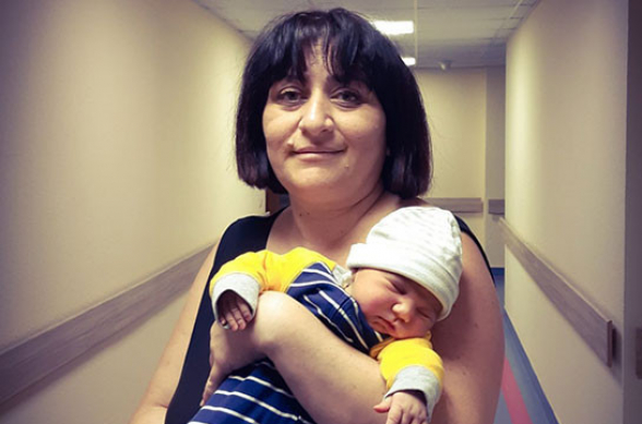 38 շաբաթական հղի ստեփանակերտցի կինը, ով 3 երեխայի հետ մեքենան վարելով հասել էր Երևան, դուստր է ունեցել (լուսանկար)