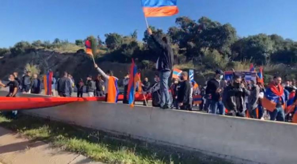 «Испания должна признать независимость Арцаха»: Армяне перекрыли автомагистраль Испания-Франция (видео)
