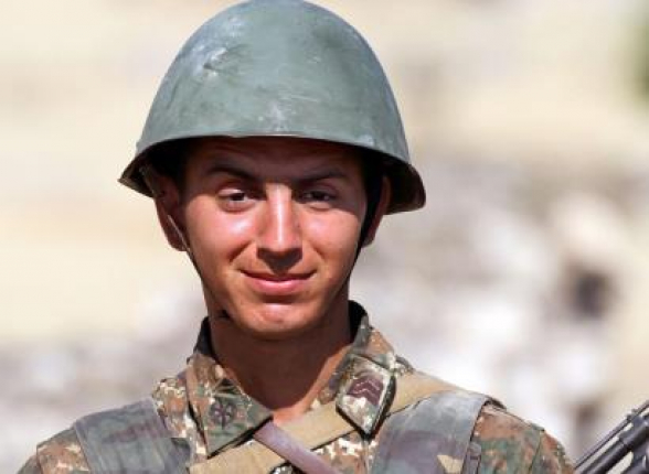 Ադրբեջանցիները որպես զոհվածի տարածում են Արման Սարոյանի լուսանկարը, որը դեռ առաջնագծում չի եղել