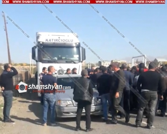 Լարված իրավիճակ Երևան-Գյումրի ճանապարհին. քաղաքացիներն արգելում են թուրքական բեռնատարների շարժը