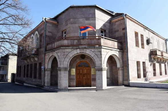 МИД Арцаха осудил преднамеренный удар по медицинским учреждениям в Степанакерте