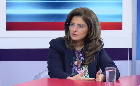 Կամաց-կամաց նույնիսկ ոչխարներից շատերը սկսեցին հասկանալ, որ այստեղ մի բան այն չէ․ այդժամ ծաղրածուին օգնության հասան գիշատիչները