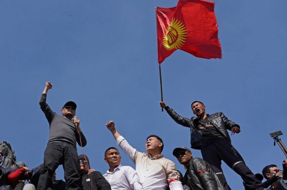В двух городах Киргизии проходят митинги против Макрона
