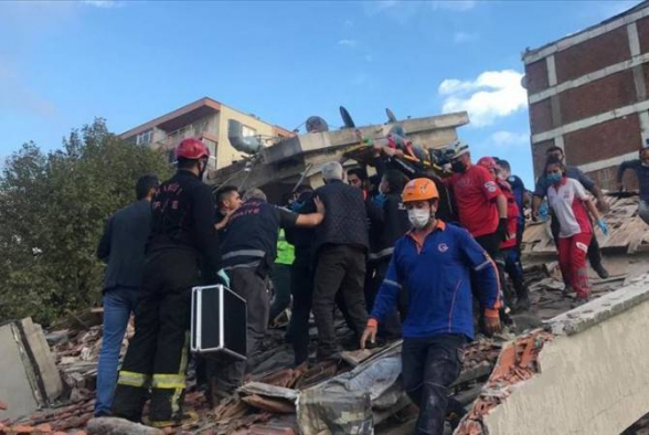 В Турции задержали подрядчиков, причастных к строительству рухнувших домов в Измире