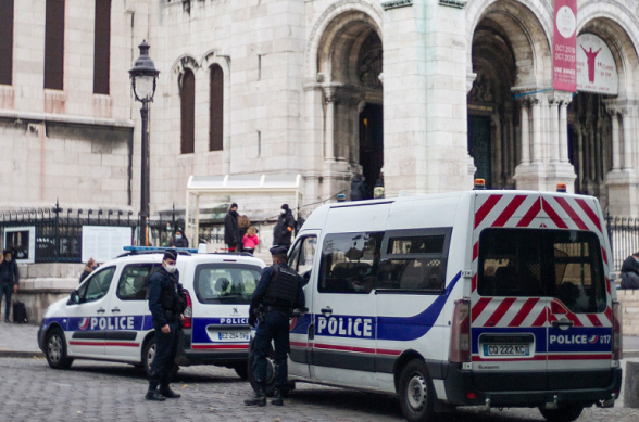 Փարիզի մետրոյի կայարաններից մեկում ոստիկանները մաչետեով տղամարդու են ձերբակալել