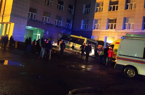 ՌԴ Մեծ Նովգորոդ քաղաքում ավտոբուսը մխրճվել է համալսարանի շենքի մեջ, կան զոհեր և վիրավորներ
