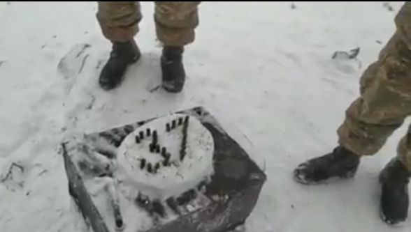 Տեսանյութ.Տորթի փոխարեն` ձյուն, մոմերի փոխարեն` փամփուշտ. ծննդյան տոնը դիրքերում