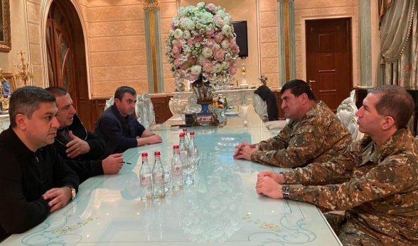Начальник ГШ ВС Армении встретился с руководителями трех оппозиционных партий