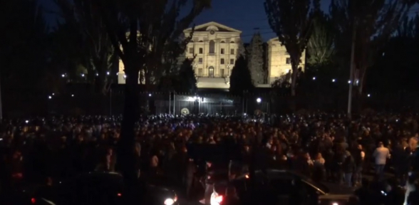 Քաղաքացիներն ԱԺ-ի մոտ էին․ պահանջում էին արտահերթ նիստ հրավիրել (տեսանյութ)