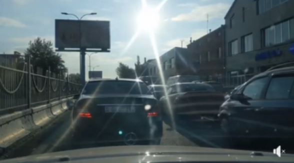Երևան-Էջմիածին մայրուղու՝ Արգավանդի խաչմերուկ չհասած հատվածն է, հենց հիմա, ոստիկանները կանգնացրել են Երևան գործի եկող ժողովրդին (տեսանյութ)