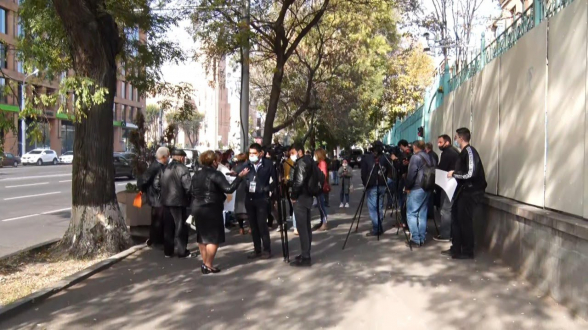 Гадрутцы проводят акцию перед посольством Франции с просьбой помощи в деле возвращения Гадрута (прямой эфир)