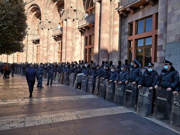 Ռազմաճակատից առաջինն իջեցրել են ոստիկաններին․ նրանց տեղափոխումը Երևան կազմակերպվել է հրատապ կար­գով, որ հասցնեին ճնշել Երևանում տեղի ունեցող ցույ­ցերը․ «Իրավունք»
