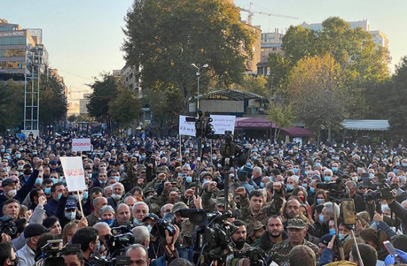 Группа людей в военной форме присоединилась к акции протеста в Ереване
