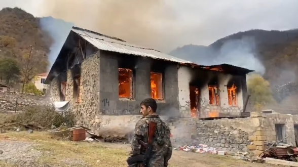 Армянский солдат сжигает свой дом, чтобы он не достался туркам