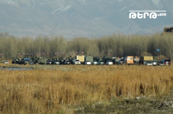Сдаваемый Карвачар: загруженные имуществом грузовики, российские миротворцы