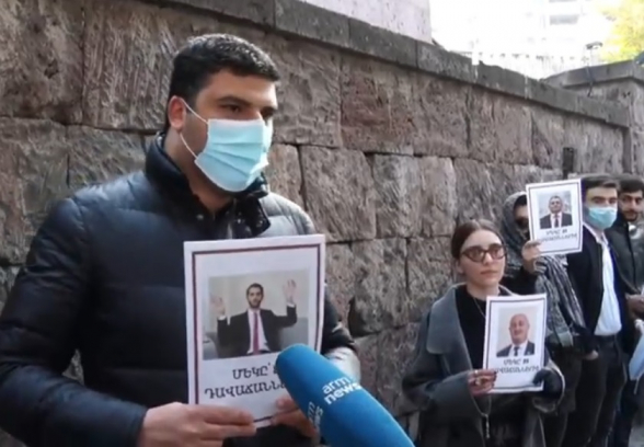 Քաղաքացիներն ԱԺ-ի մոտ պահանջում են անվստահություն հայտնել վարչապետին (տեսանյութ)