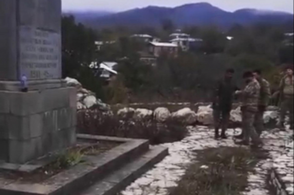 Азербайджанские солдаты в селе Аветараноц надругались над памятником погибшим воинам ВОВ (видео)