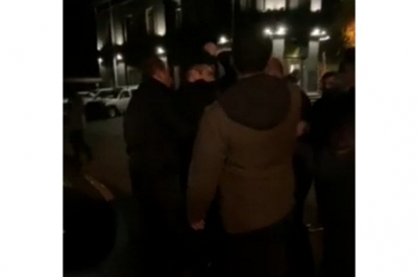 Քաղաքացիական հագուստով ոստիկան ներկայացող անձինք բռնի ուժով բերման են ենթարկել ՀՅԴ Նիկոլ Աղբալյան ուսանողական միության անդամին (տեսանյութ)